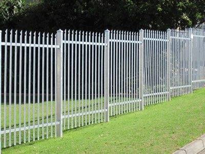 Painting a Palisade fence